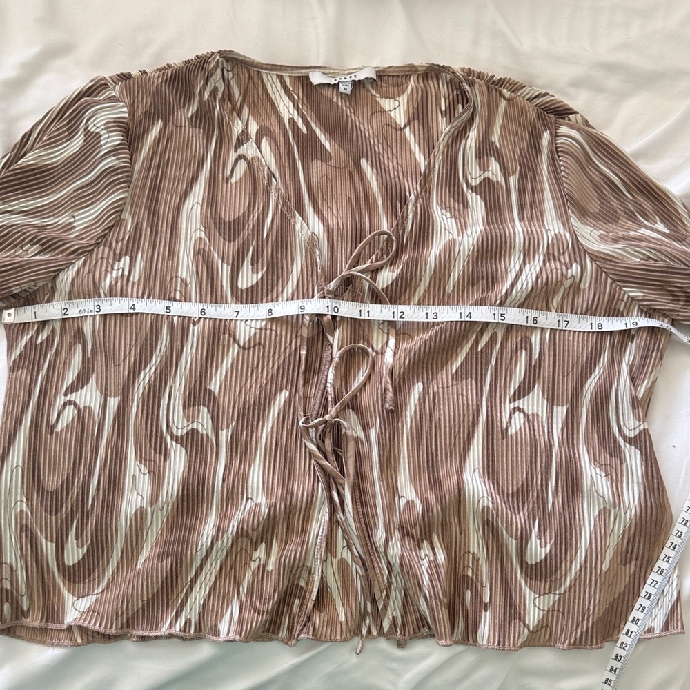 RO & DE Beige & White Swirl Lace-Up Short Sleeve Blouse Size Medium - Picture 4 of 5